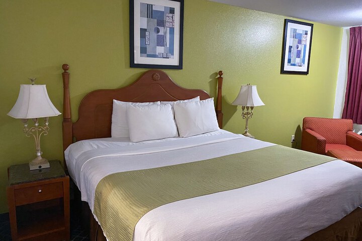 1 King Bed (1 of 4)