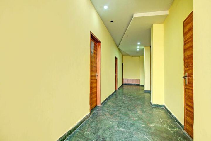 Hotel O J & B