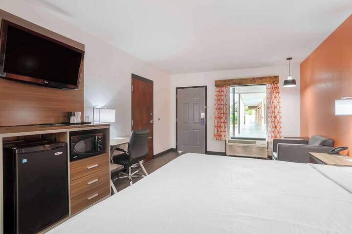 1 King Bed Microwave and Refrigerator WiFi Continental Breakfast (9 of 34)