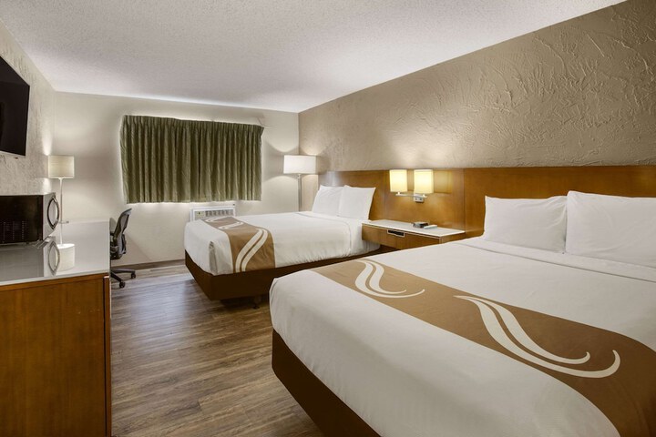 1 Queen Bed (5 of 10)