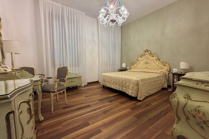 Room 43 of 77