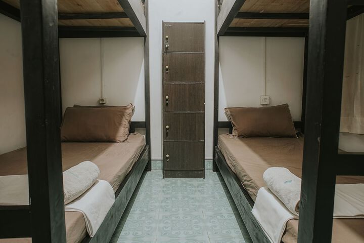 Room 4 of 16