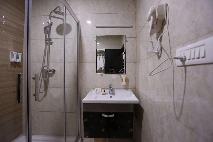 Room 32 of 46