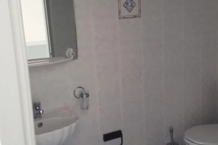 Room 10 of 16