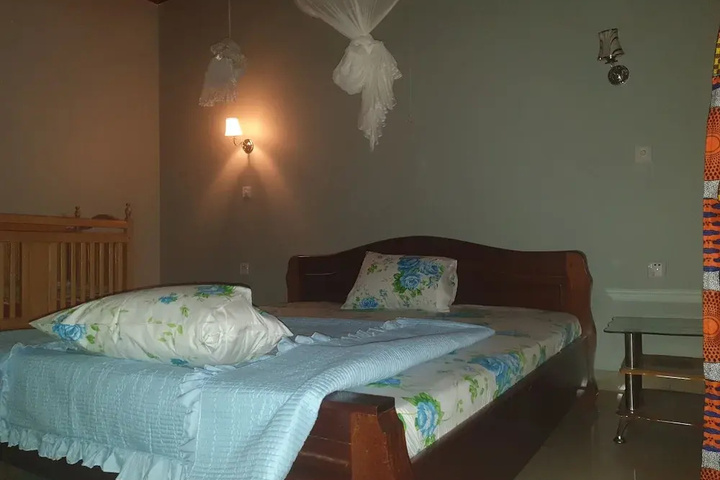 Room 2 of 10