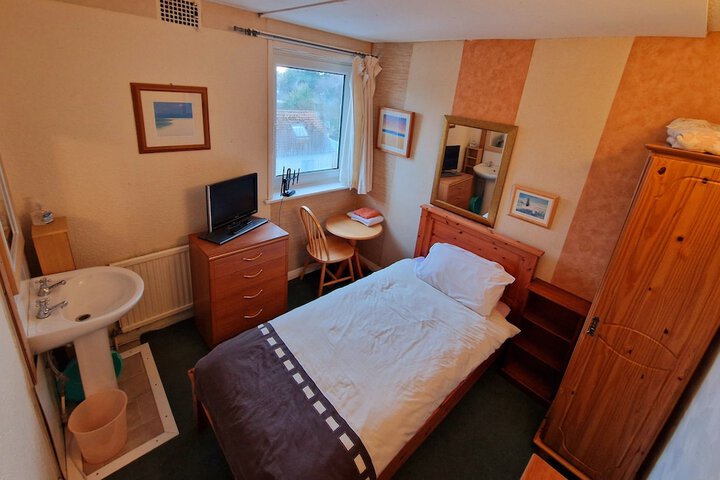 Room 6 of 10