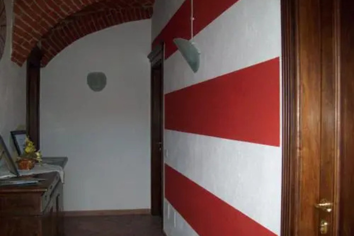 Room 4 of 8