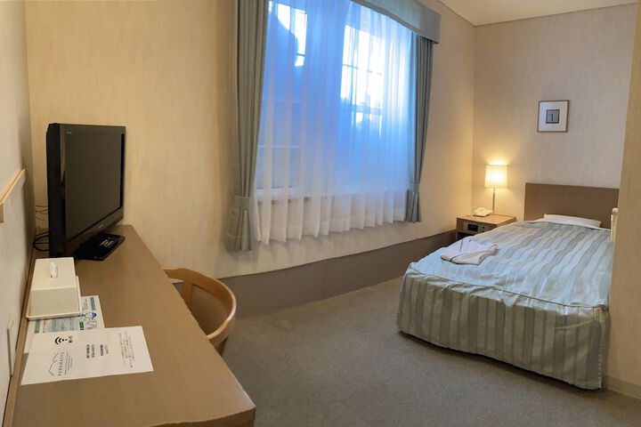 Room 7 of 12