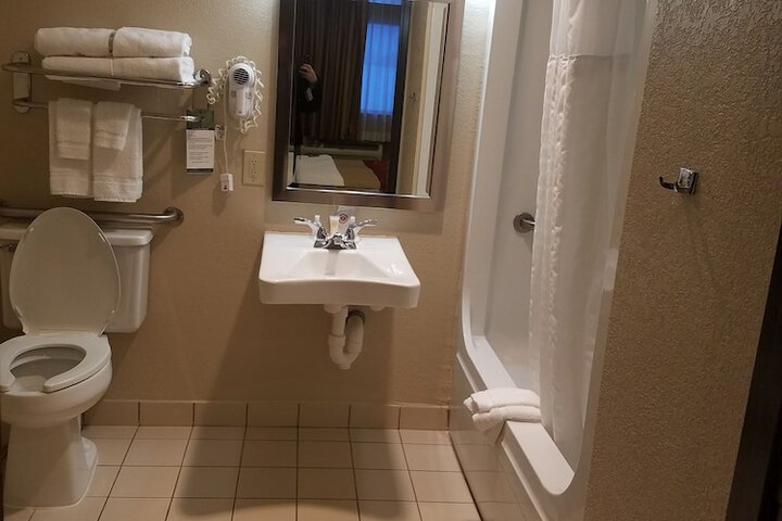 1 Double Bed Accessible (12 of 18)
