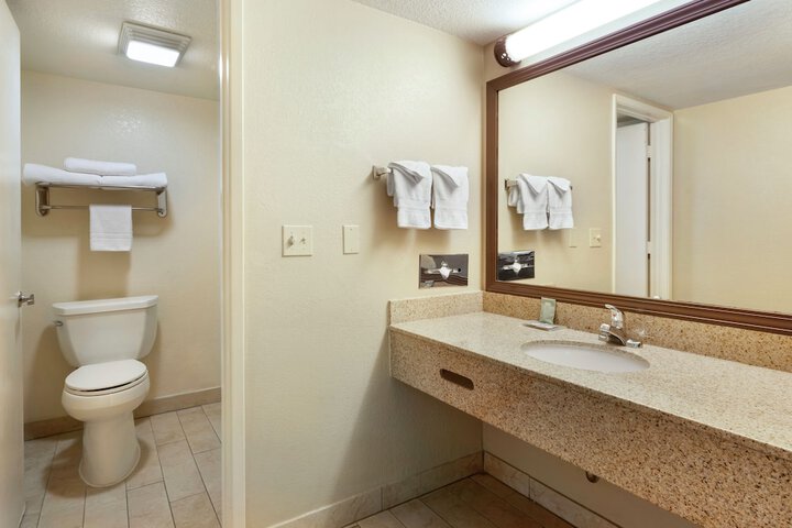 2 Queen Beds Microwave and Refrigerator WiFi Full Breakfast (6 of 10)