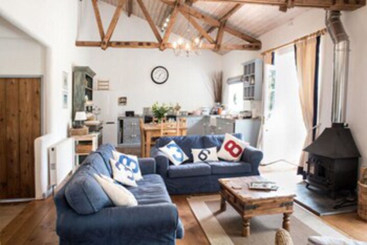 Superb detached Grade II listed barn conversion with hot tub & FREE me