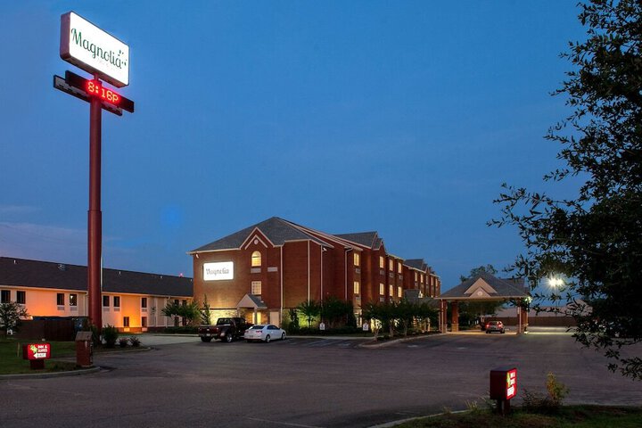 MAGNOLIA INN & SUITES