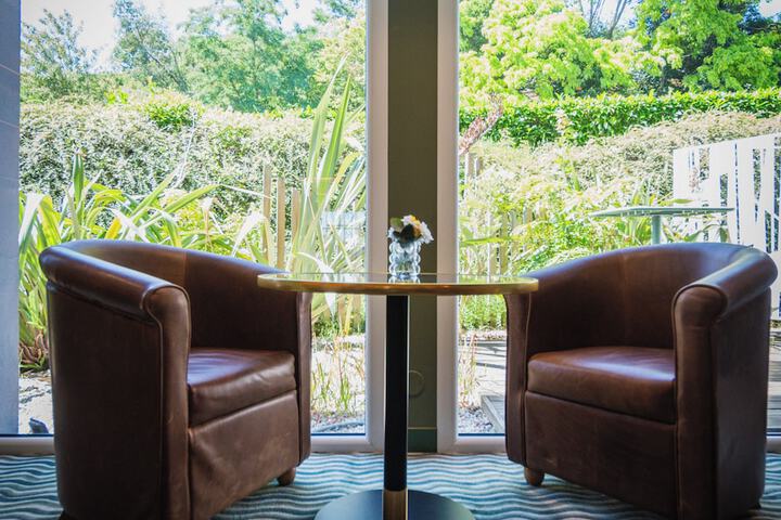 Lounge 34 of 48