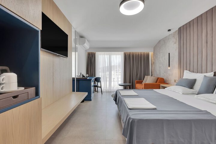 Room 12 of 38