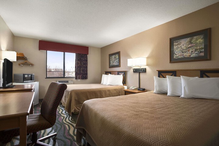 1 Queen Bed (9 of 22)