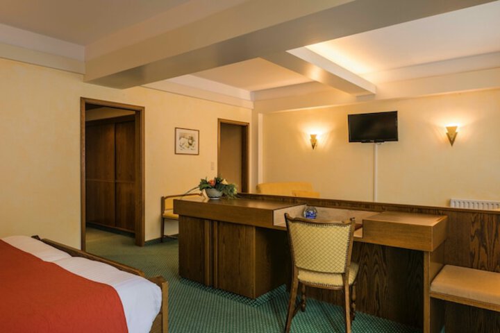 Room 8 of 37