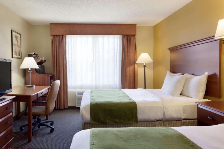 2 Queen Beds (2 of 6)