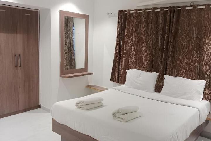 Room 6 of 13