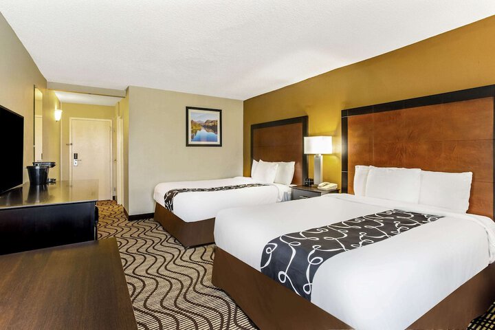 2 Queen Beds (8 of 13)
