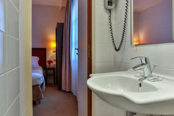 Room 27 of 36