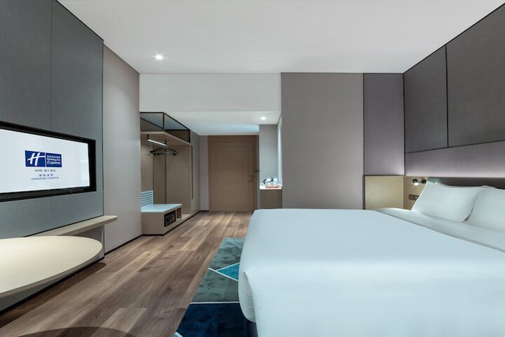 Room 12 of 102