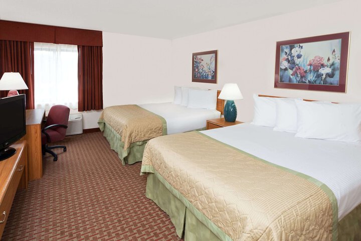 1 Queen Bed Accessible Room (12 of 12)