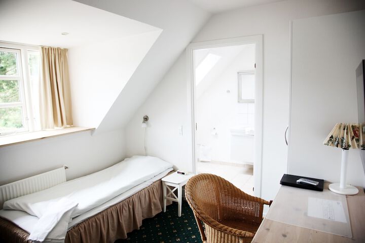 Room 4 of 17