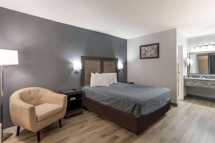 1 Queen Bed (7 of 13)