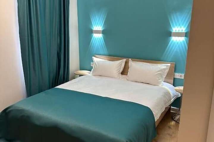 Room 6 of 16
