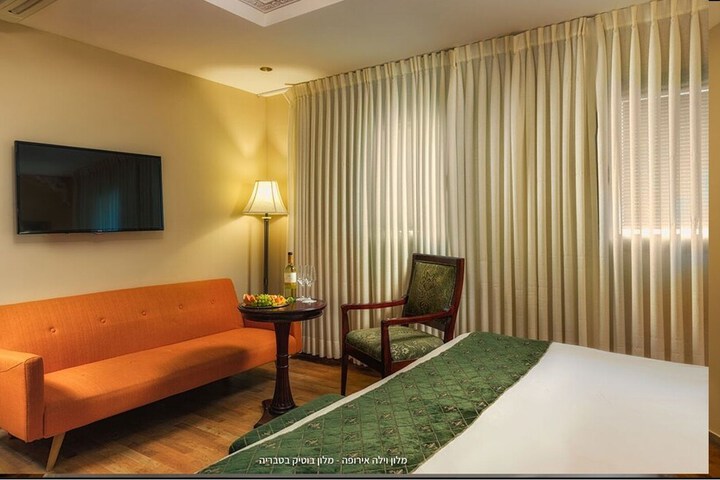 Room 9 of 32