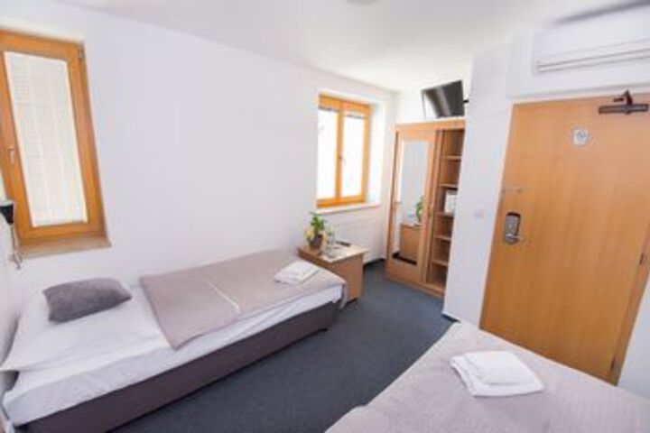 Room 21 of 37