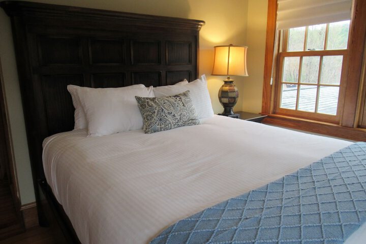 1 Queen Bed (10 of 39)