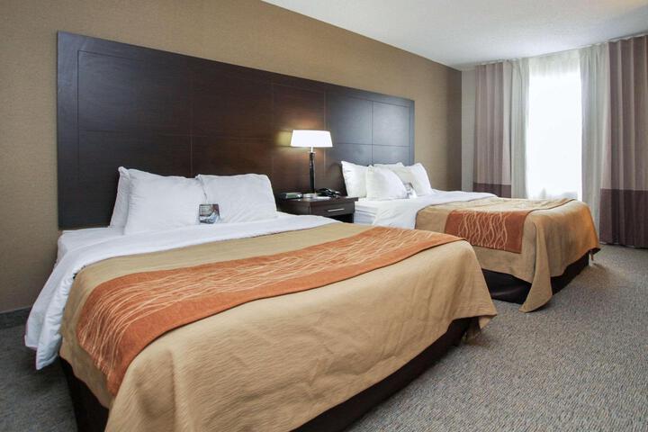2 Queen Beds (9 of 10)