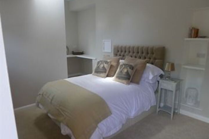 Room 6 of 12