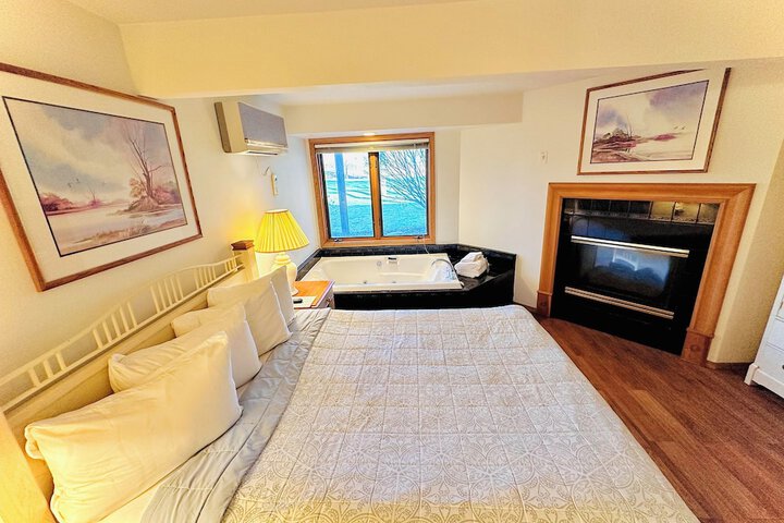 2 Queen Beds (12 of 15)