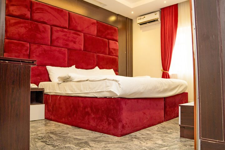 Room 8 of 28