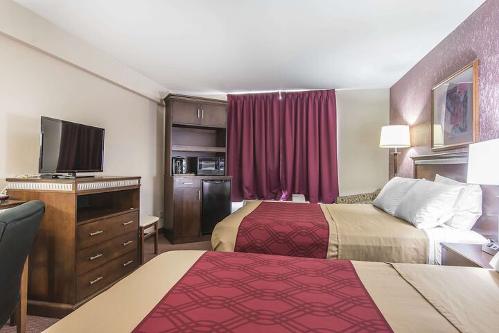 2 Queen Beds (6 of 8)