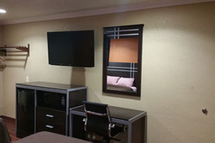Room 4 of 10