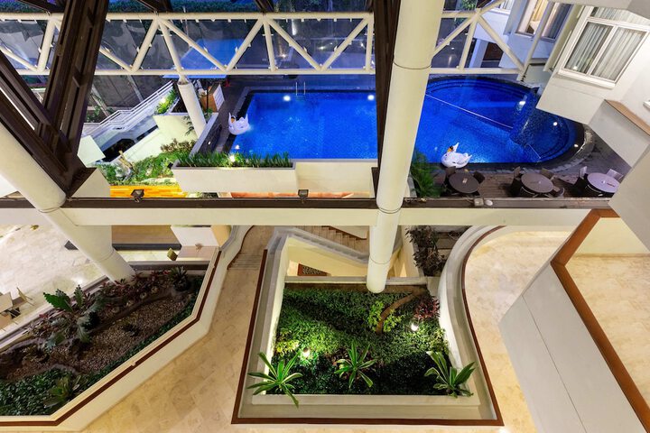 Hotel with Pool
