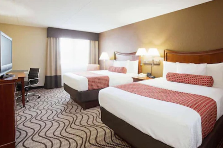 1 King Bed (5 of 7)