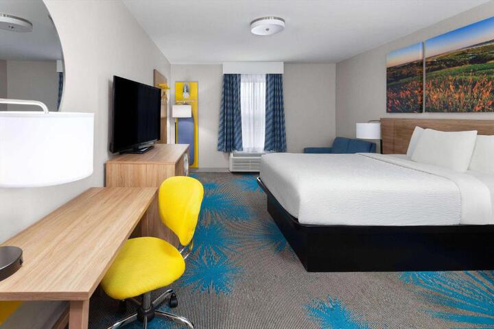 1 Queen Bed (10 of 10)