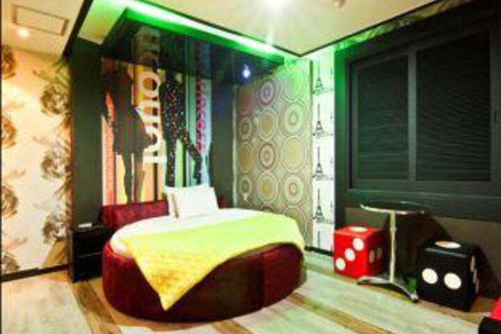 Room 3 of 6