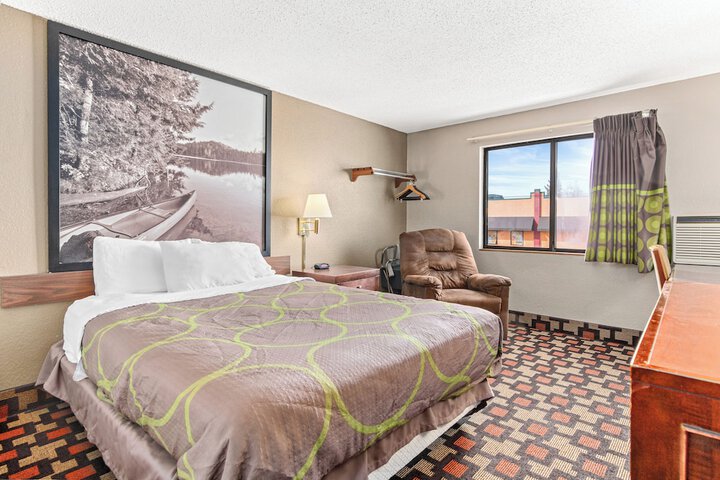 Deluxe Queen Bed (7 of 9)