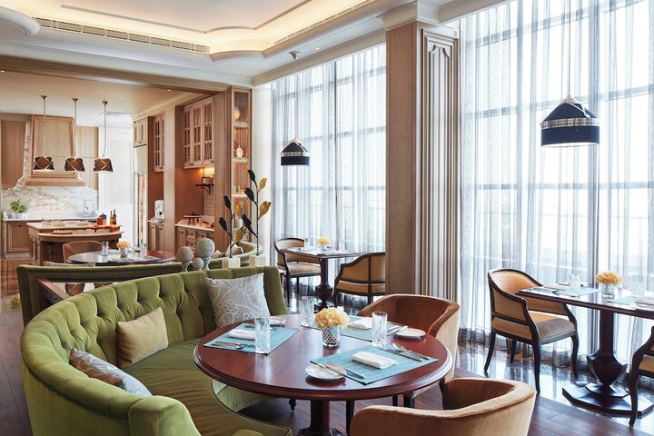Lounge 60 of 76