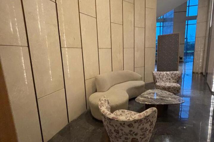 Lounge 11 of 23