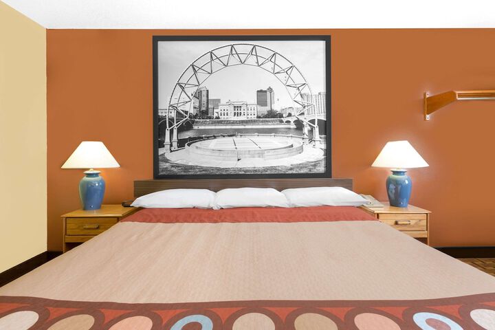 1 King Bed (4 of 5)