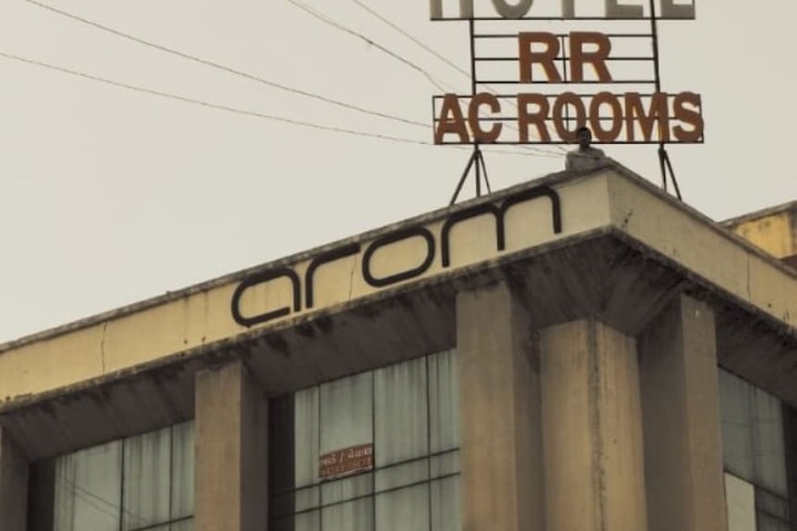 Goroomgo Riddhi Residency Varodra