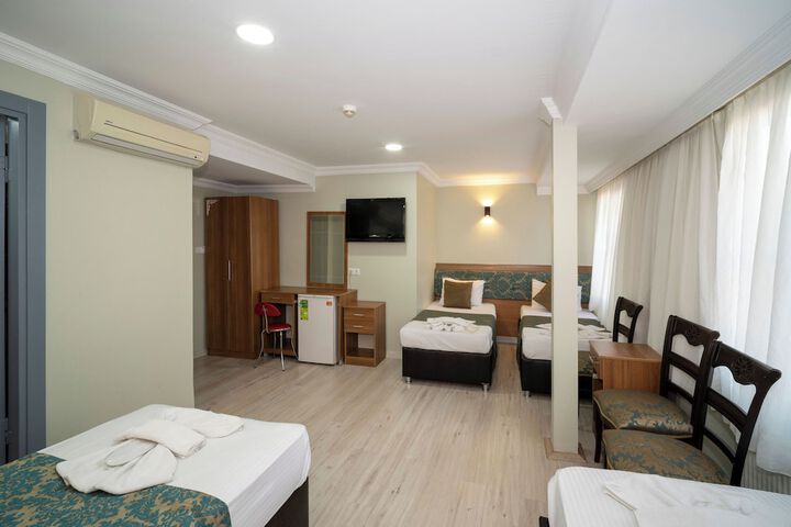 Room 8 of 90