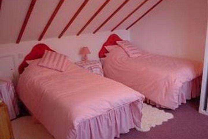 Room 6 of 9