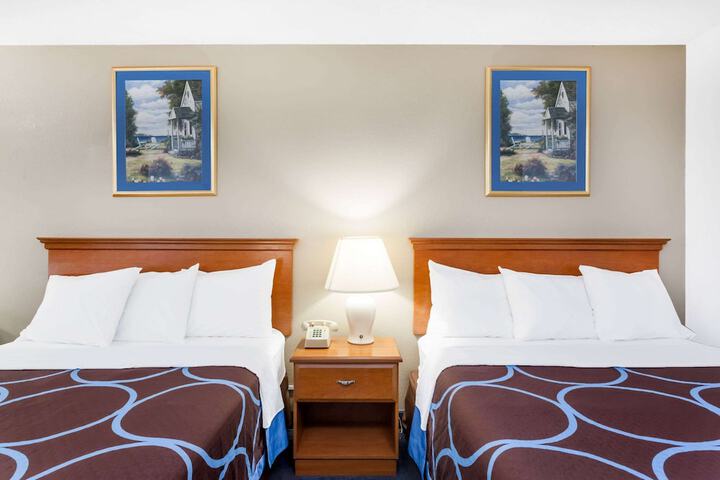 2 Double Beds (4 of 8)